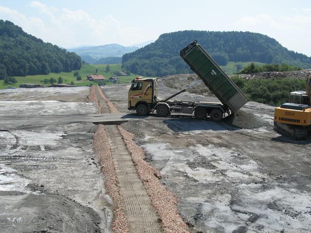 Deponie mit Lastwagen