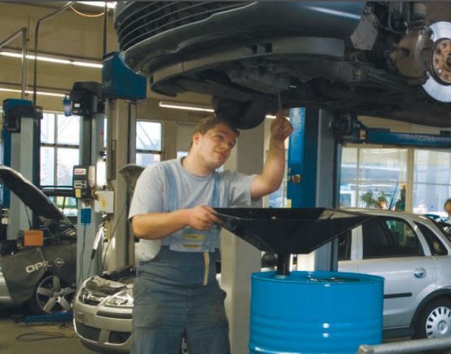 Automechaniker bei der Arbeit