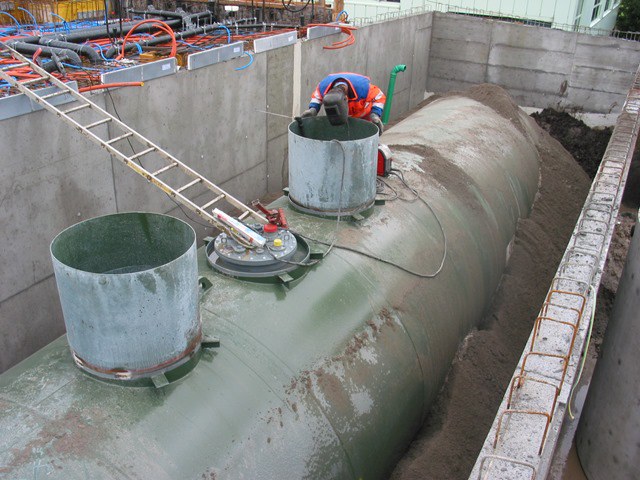 Grosser erdverlegter Tank