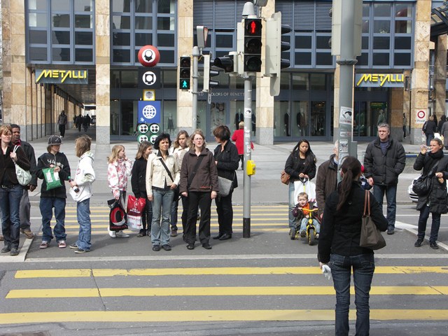 Personen an einem Fussgängerstreifen wartend.
