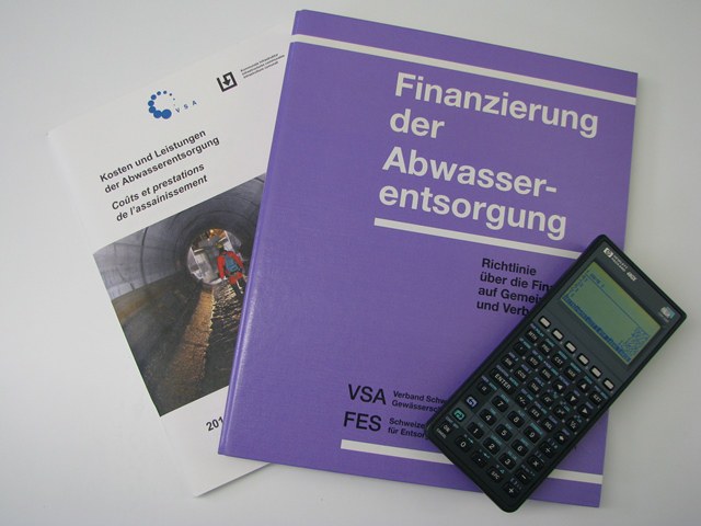 Taschenrechner mit Ordner und Broschüre