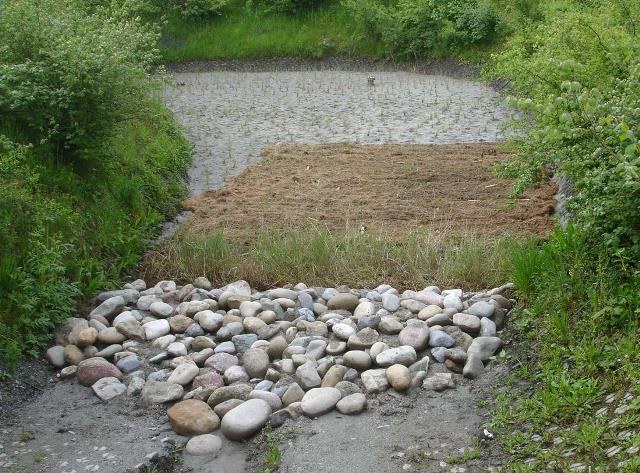 Wasser fliesst durch Sand und groben Kies