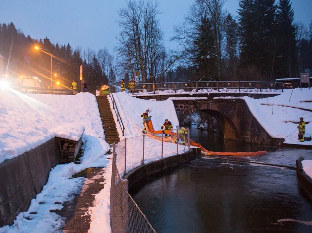 Einsatzkräfte bei einer Gewässerverschmutzung