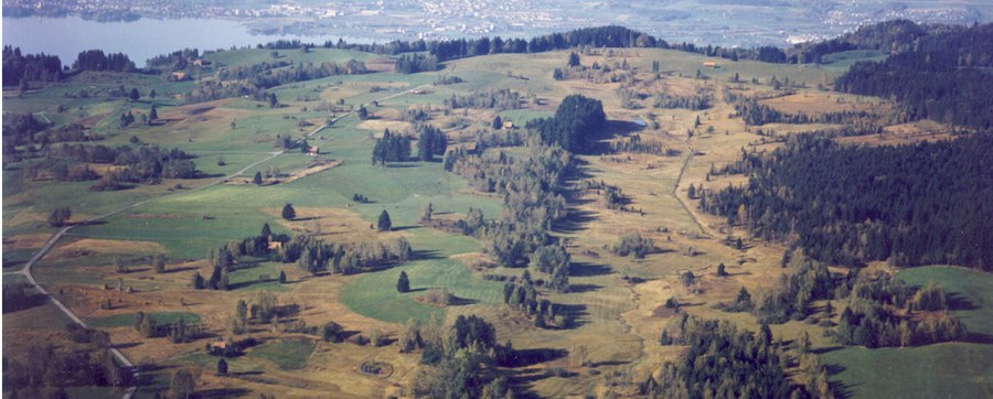 Das zeigt eine Luftaufnahme der Moorlandschaft Zugerberg