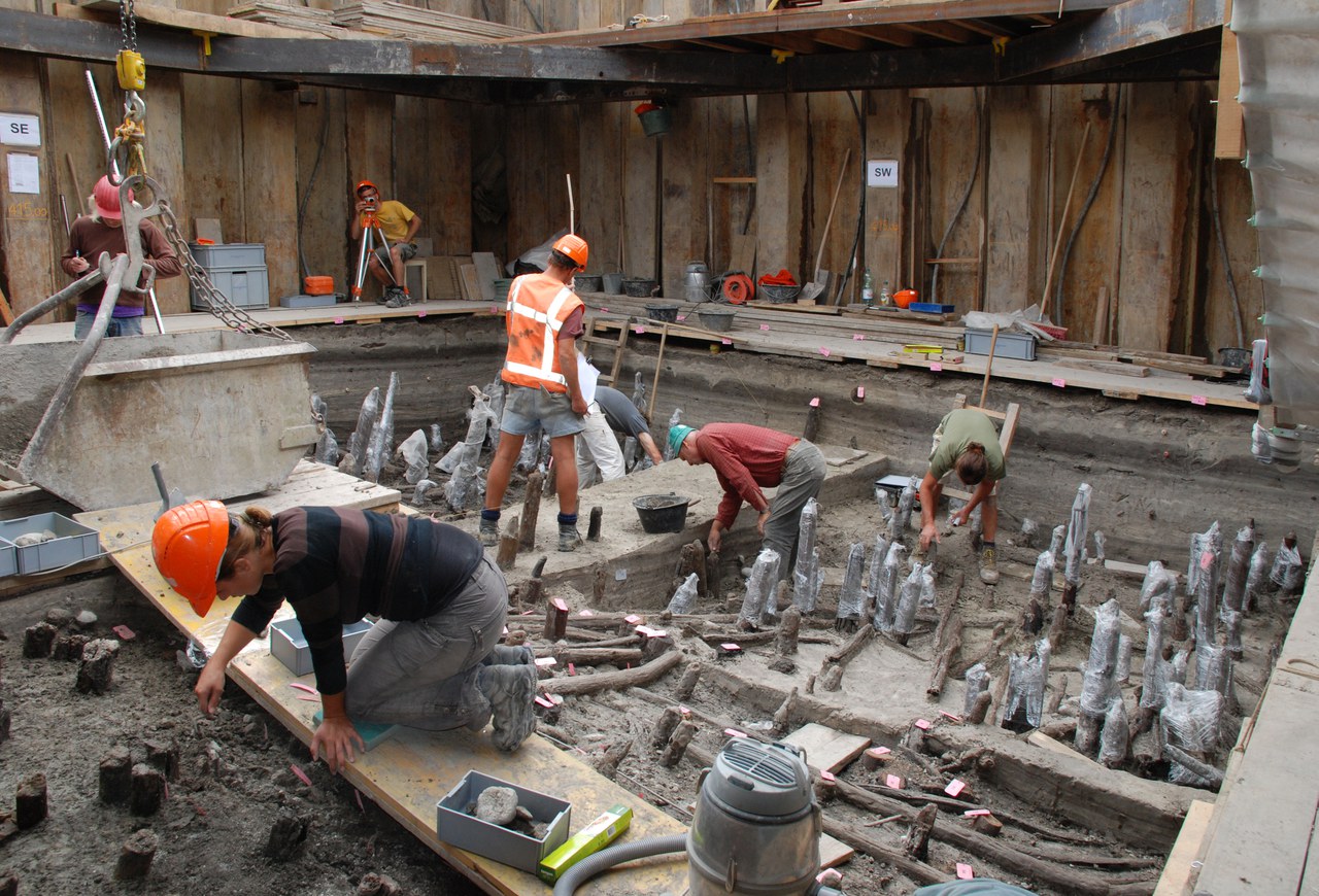 Fachleute bei den Ausgrabungsarbeiten in der Riedmatt im Jahre 2008.