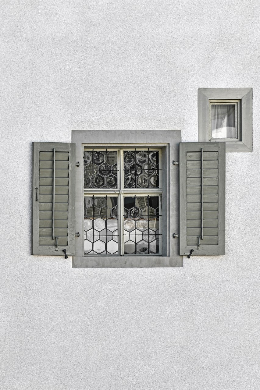 Bild eines Fensters mit grauen Fensterläden