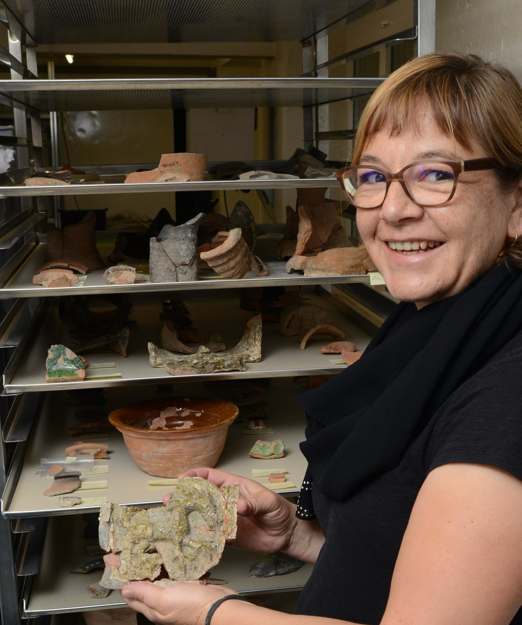 Autorin Gabi Meier mit Funden in den Händen