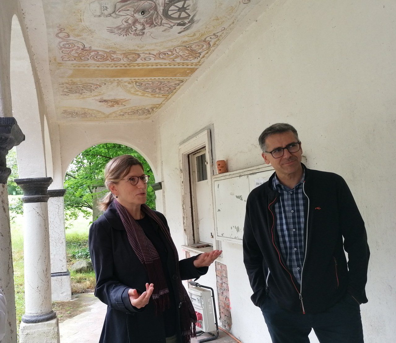 Karin Artho und Peter Hausherr unter Deckenmalerei in der Arkade