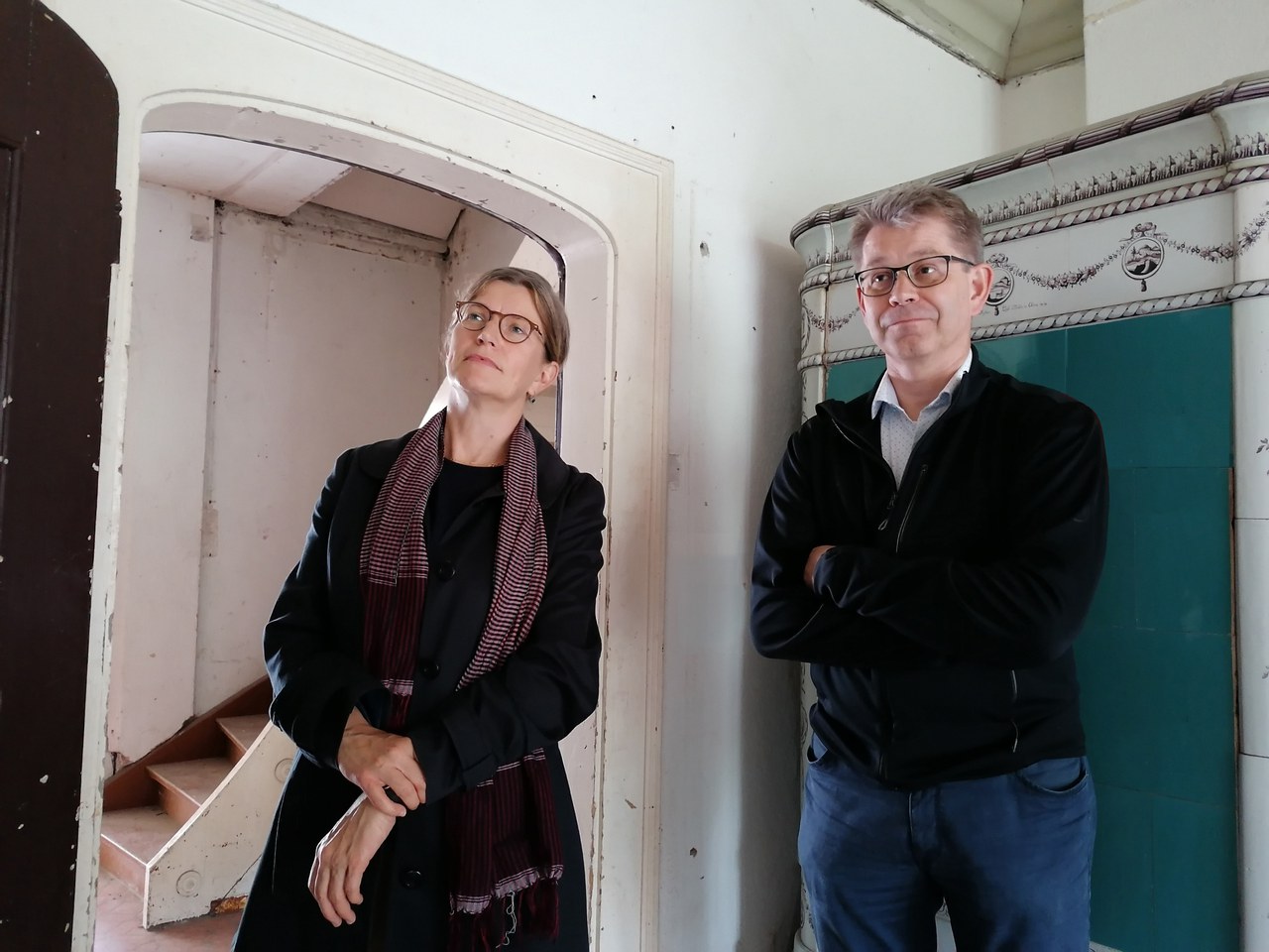 Karin Arto und Patrick Wahl vor Ofen aus dem frühen 19. Jahrhundert