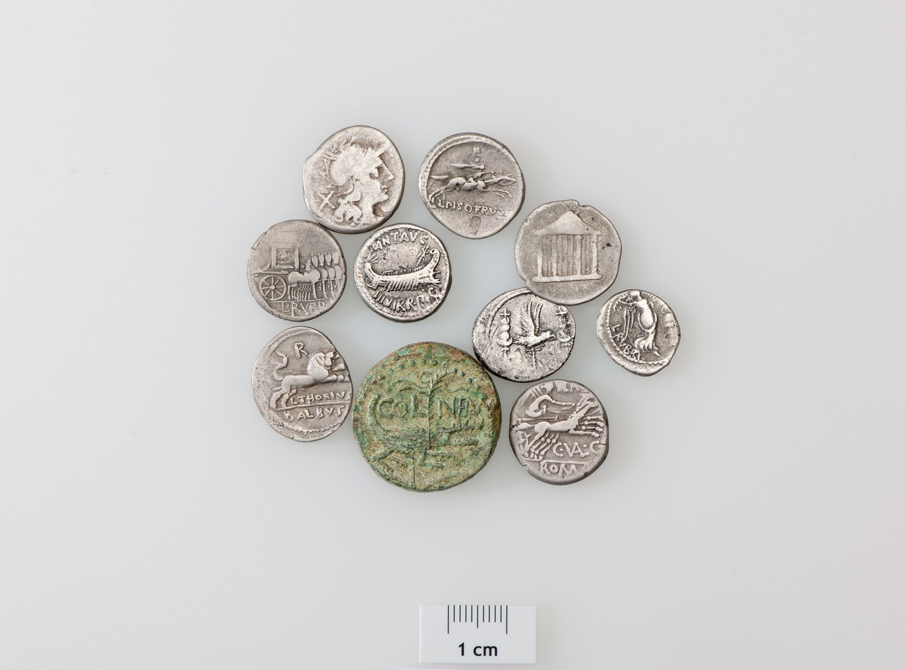 Münzen mit verschiedenen Motiven