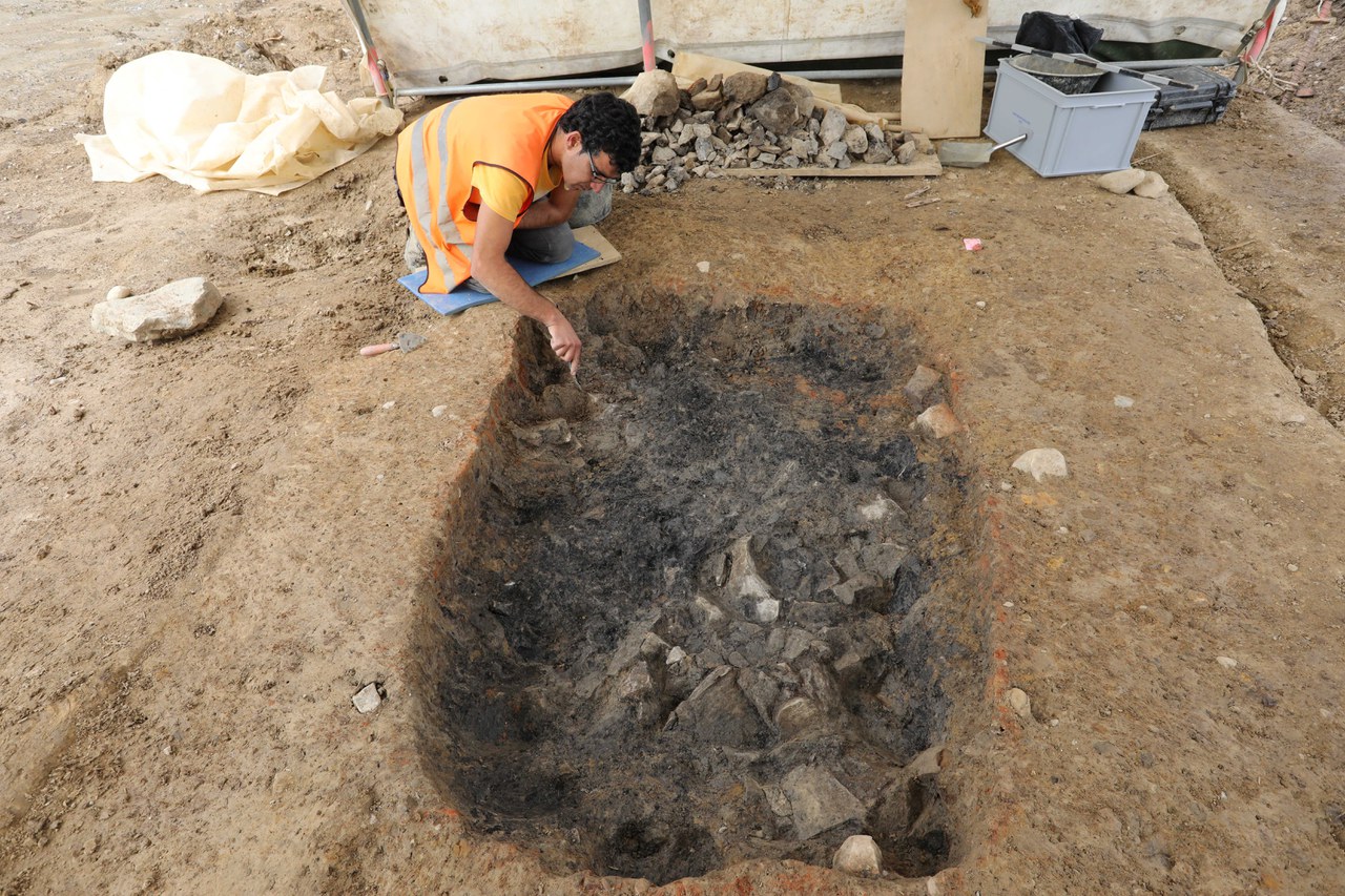 Freilegen der verkohlten Holzreste