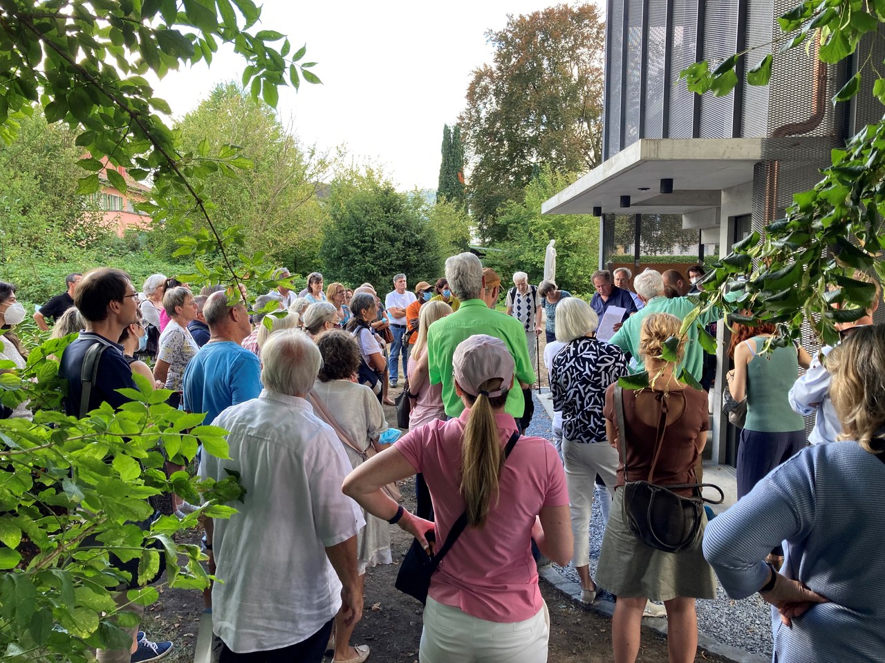 Viele Leute vor dem Hof Lorzen