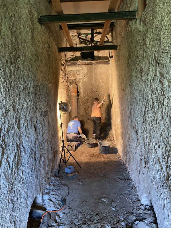 Archäologen bei Freilegungsarbeiten im ehemaligen Mühlerad-Schacht