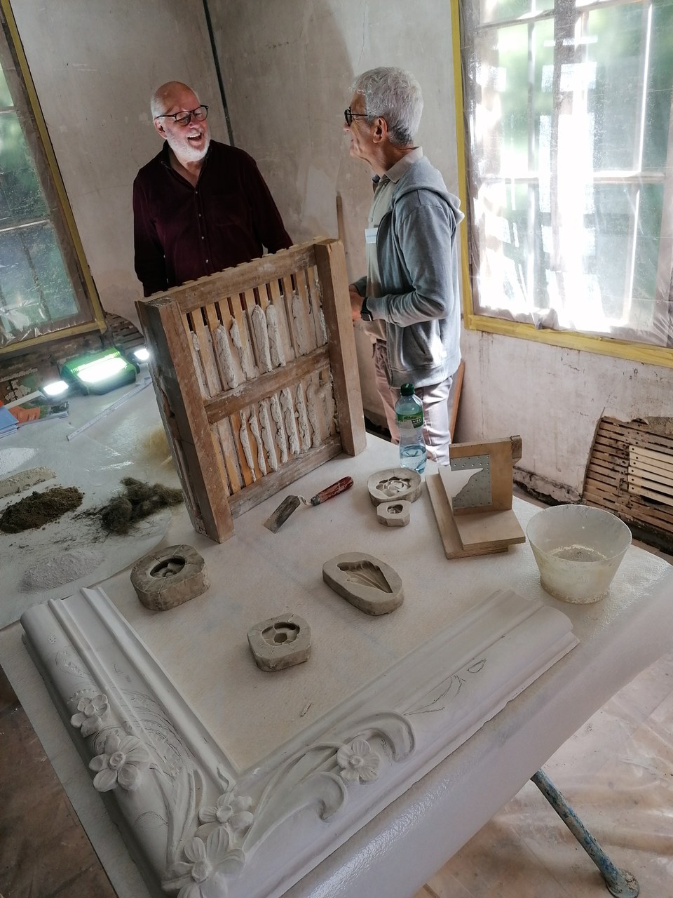 Tisch mit Werkzeugen, Vorführung Gipsen