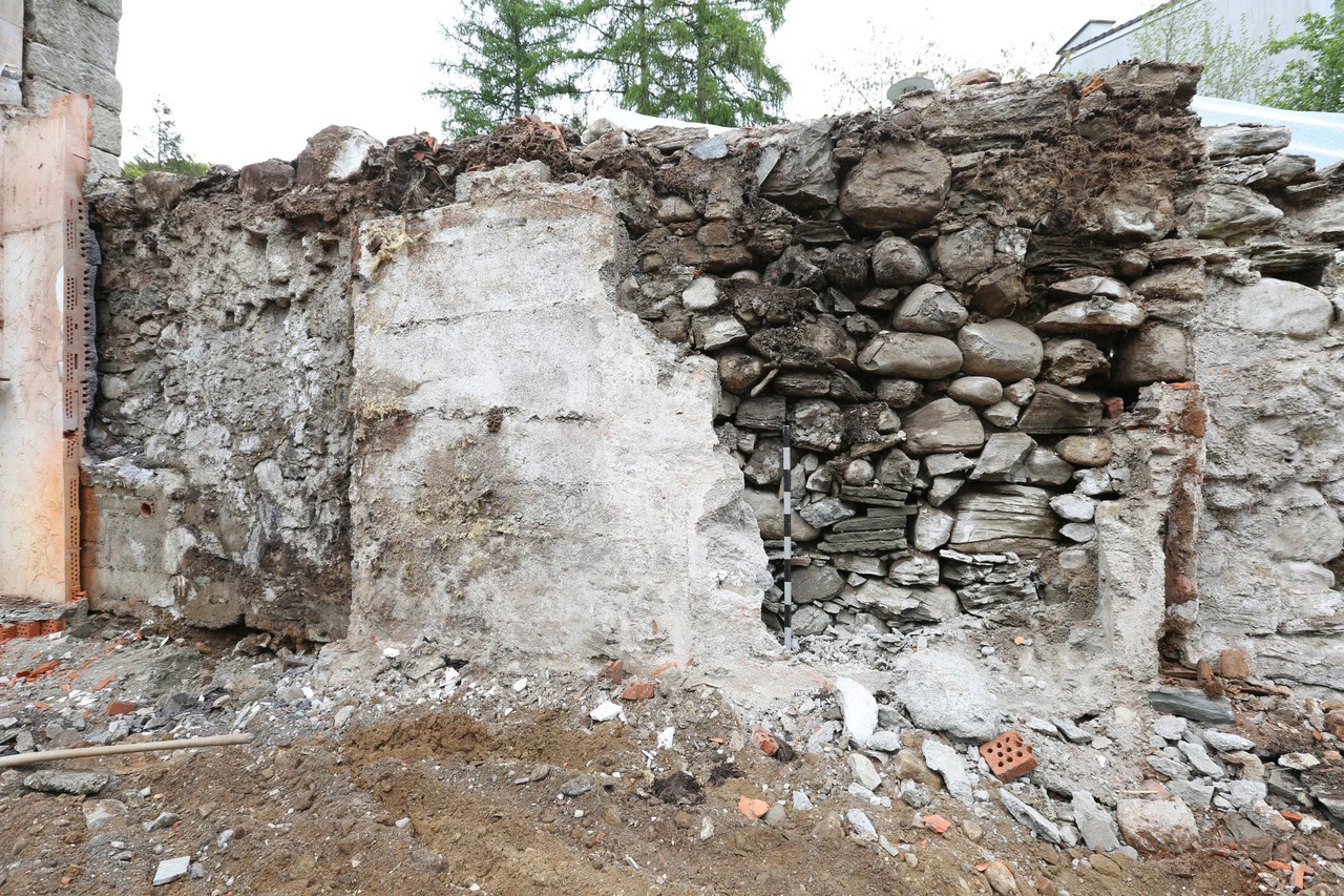 Mauerabschnitt mit losen Steinen und Resten