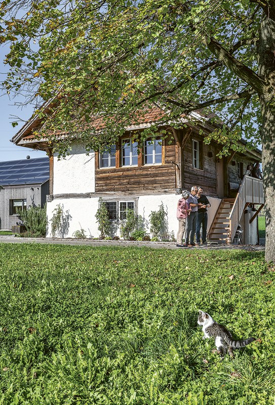 Ansicht mit Eingang und Treppe und Weg vor Haus