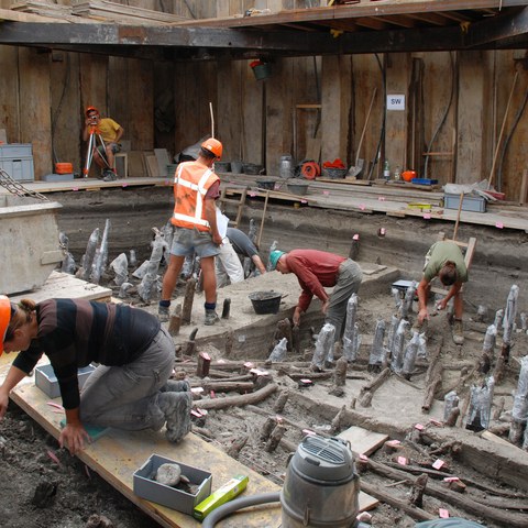 Archäologen und Grabungstechniker bei der Rettungsgrabung in Riedmatt zwecks Freilegung Pfahlbauten