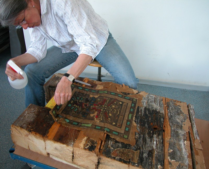 Mitarbeiterin beim Ablösen eines Drucks