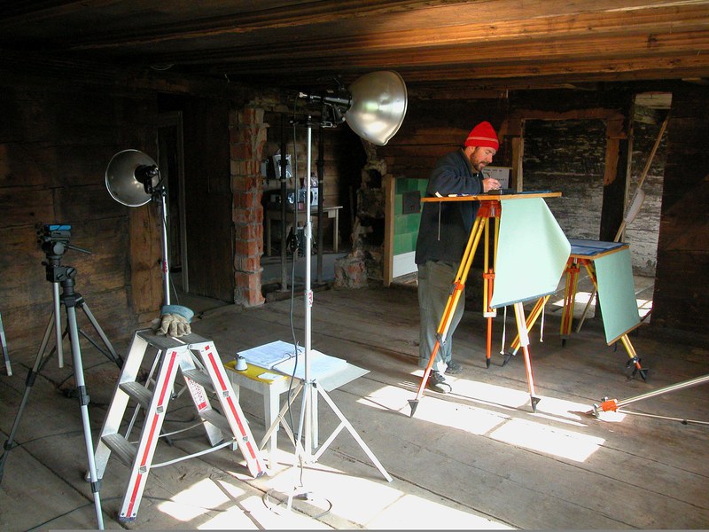 Archäologe beim Zeichnen eines Planes