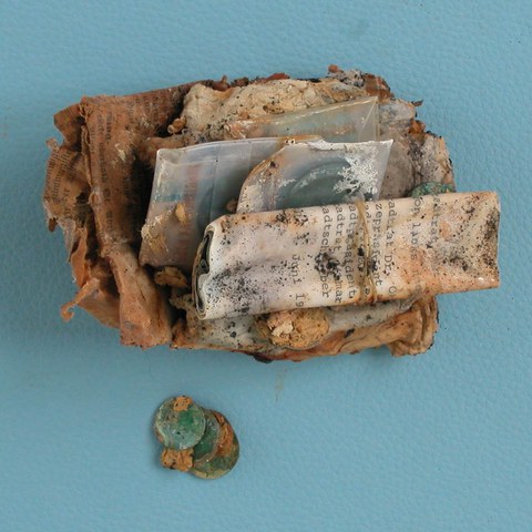 Kolinbrunnen, durchnässte Beigaben, © Amt für Denkmalpflege und Archäologie Zug