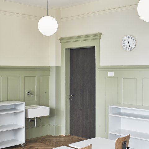 Schulzimmer mit historischem Täfer, © Philippe Hubler Fotografie