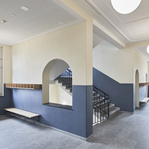 Korridor im Erdgeschoss mit historischer Stuckdecke, © Philippe Hubler Fotografie