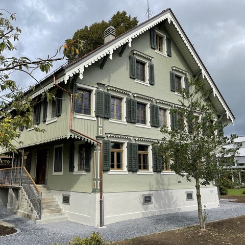 Das ehemalige Bauernhaus ist hochwertig verziert, © Oliver Guntli