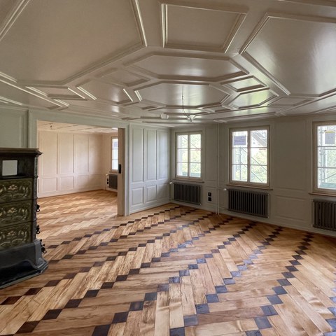 Hauptwohnräume im 1. Obergeschoss mit geometrisch gegliederter Felderdecke, © Oliver Guntli