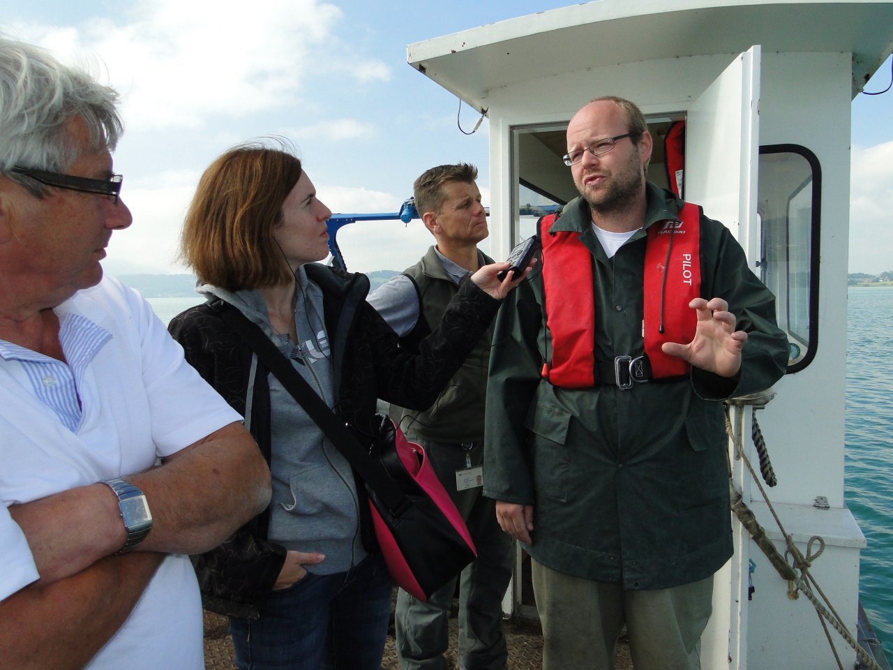 Foto 7: Radio SRF-Reporterin Mirjam Mathis interviewt PL Pascal Vonlanthen. V.l.n.r. Berufsfischer Marcel Wismer, Mirjam Mathis, Fischereiaufseher Gregor Styger, Projektleiter Pascal Vonlanthen