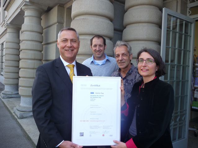 Bild 2 Übergabe Zertifikat