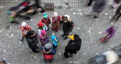 Kinder und Erwachsene bilden einen Kreis