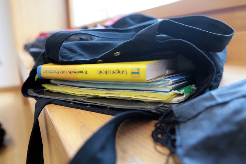 Tasche mit Lehrbuch und Unterrichtsunterlagen drin