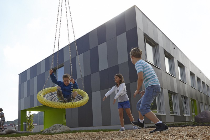 Pausenplatzszene auf Spielplatz