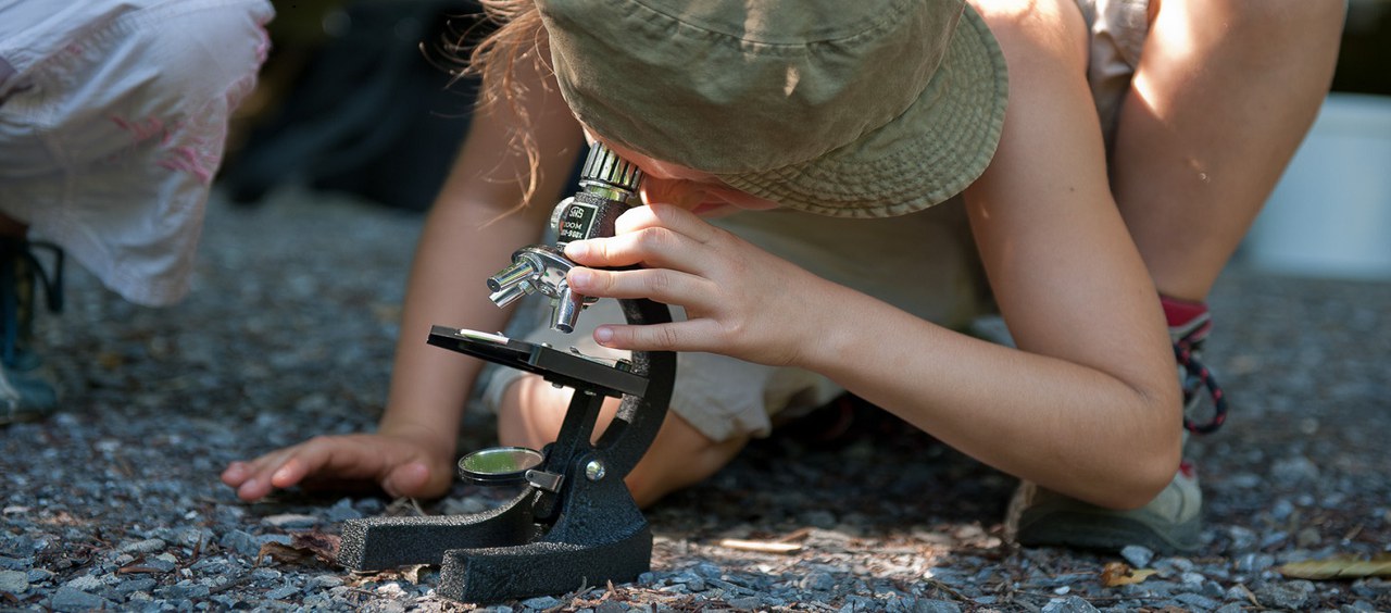 Bild Kind mit Mikroskop