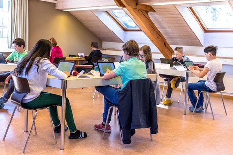 Konzentriert bei der Sache: Zuger Schülerinnen und Schüler messen ihre Sprachkenntnisse