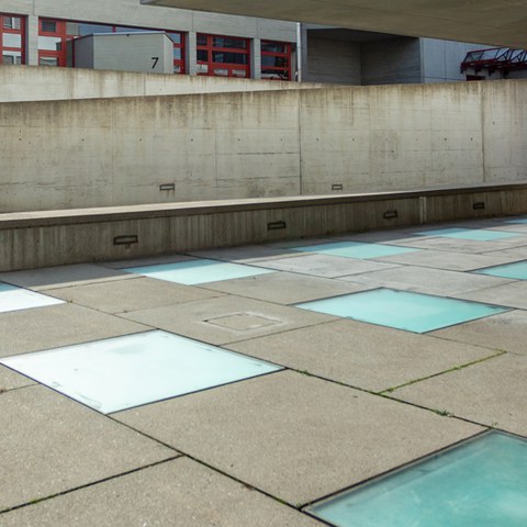 Farbige Bodenplatten aus Glas