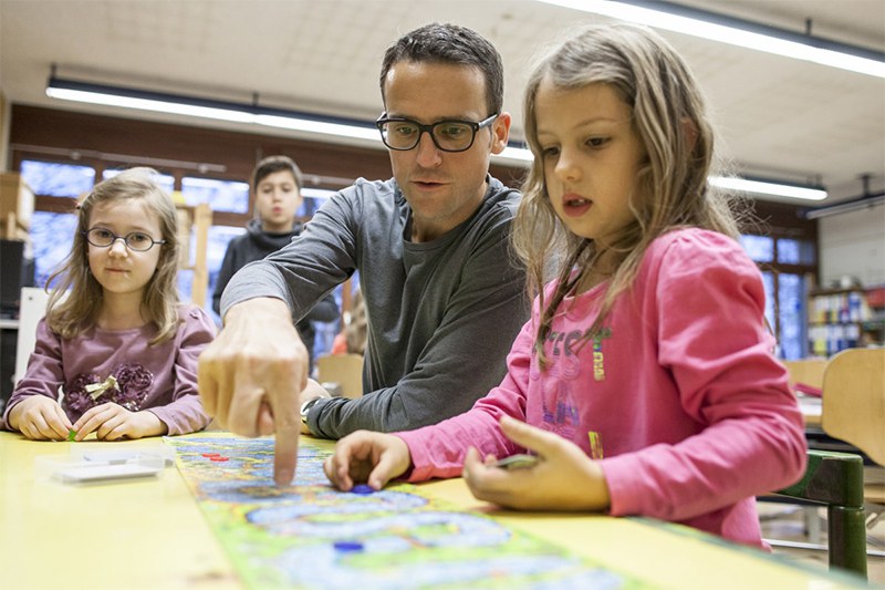 Lehrer unterstützt Schülerin