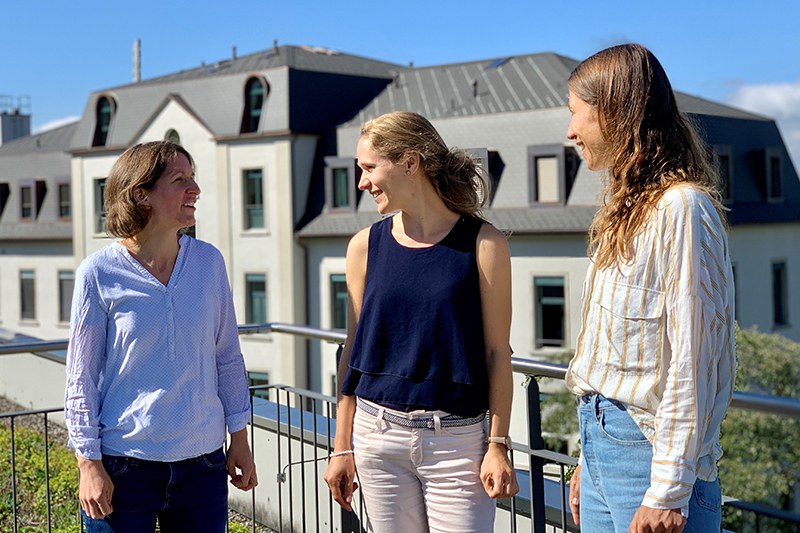 Zwei Hände mit einem roten Faden