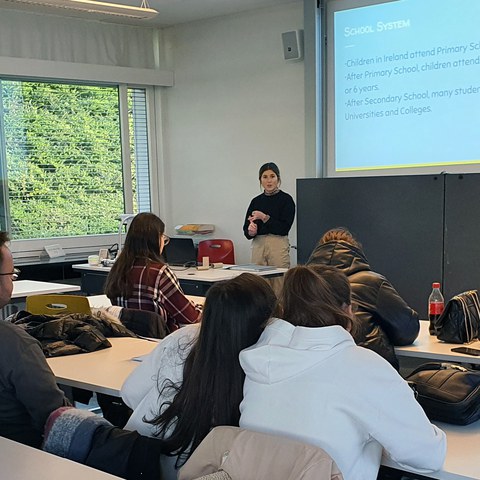 Austauschstudentin Cifa Clancy Davies präsentiert das Schulsystem in Irland