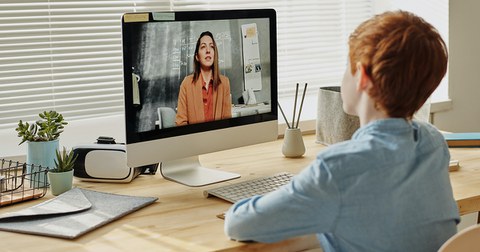 Junge vor PC Fernunterricht