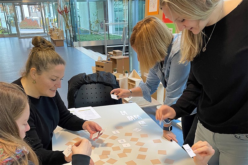 Studierende lösen gemeinsam Matheaufgaben