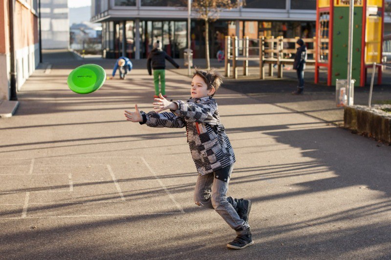 Junge fängt Frisbee