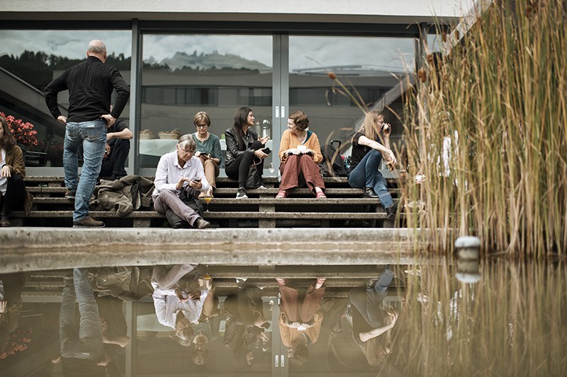 Teilnehmende im Innenhof der PH Zug