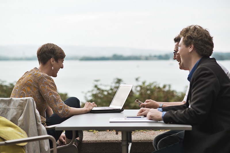 Teilnehmende im Gespräch