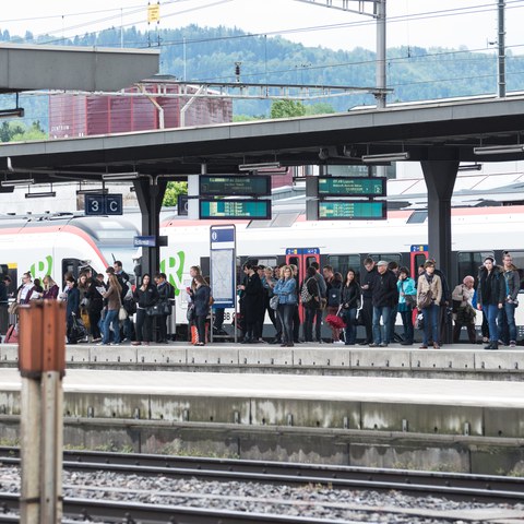 Bahnhof Leute warten