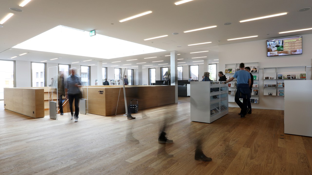Die Bibliothek Steinhausen verfügt über ein breites Angebot an Medien aller Art.