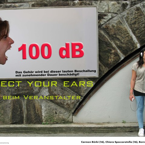 Mädchen mit Kopfhörer vor Plakatwand.jpg