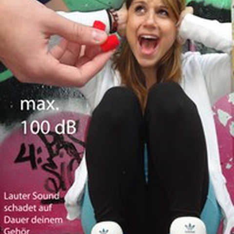 Plakat Lärmschutz 100 dB(A) - Sitzendes Mädchen.png