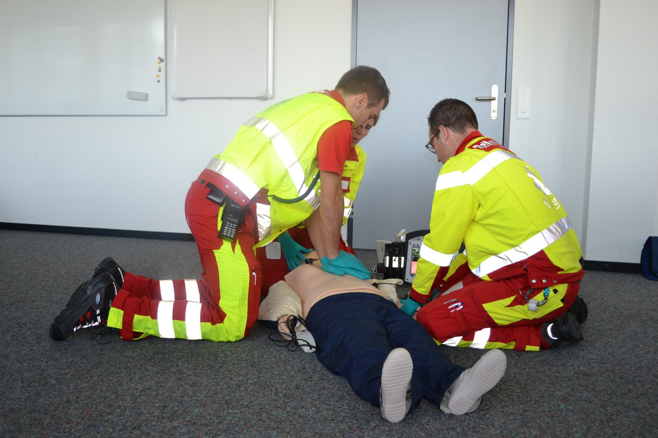 Wiederbelebungsmassnahmen werden an einem Reanimationsphantom geübt.
