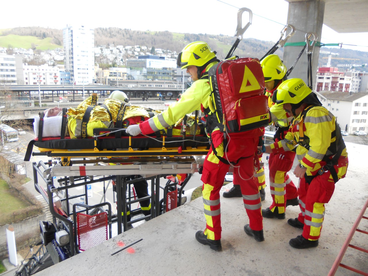 Rettung eines Verletzten mit einem Hubretter der Feuerwehr